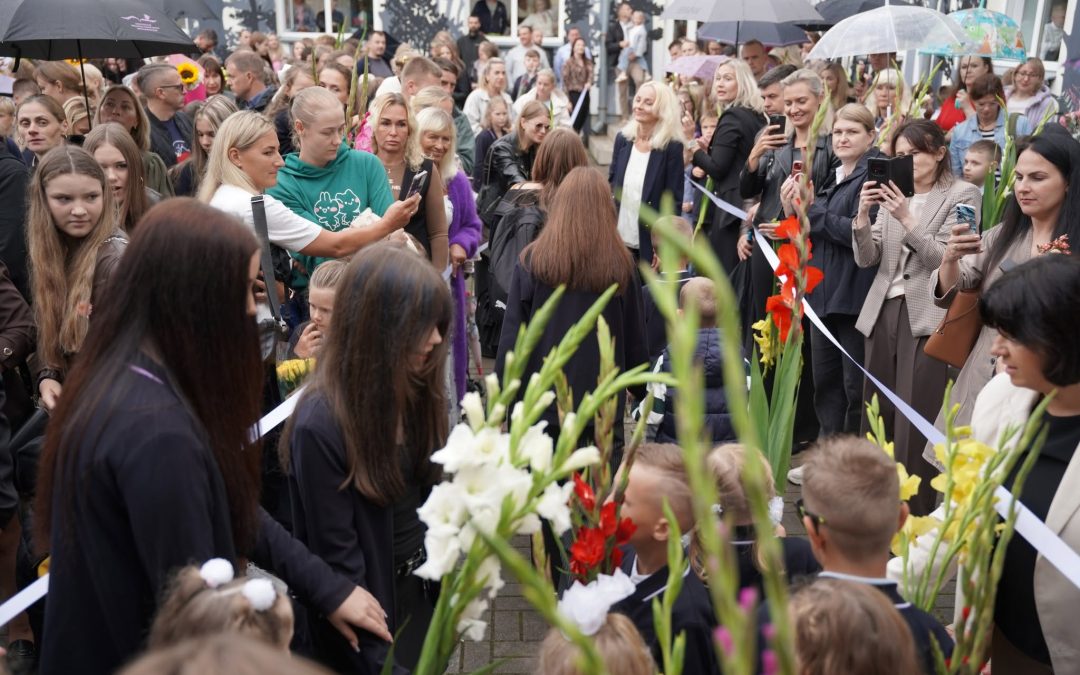 Rugsėjo 1-ąją Progimnazijos kiemą vėl pripildė 1–8 klasių mokiniai, mokytojai, šeimos, susitikimų džiaugsmas ir naujos pradžios jaudulys